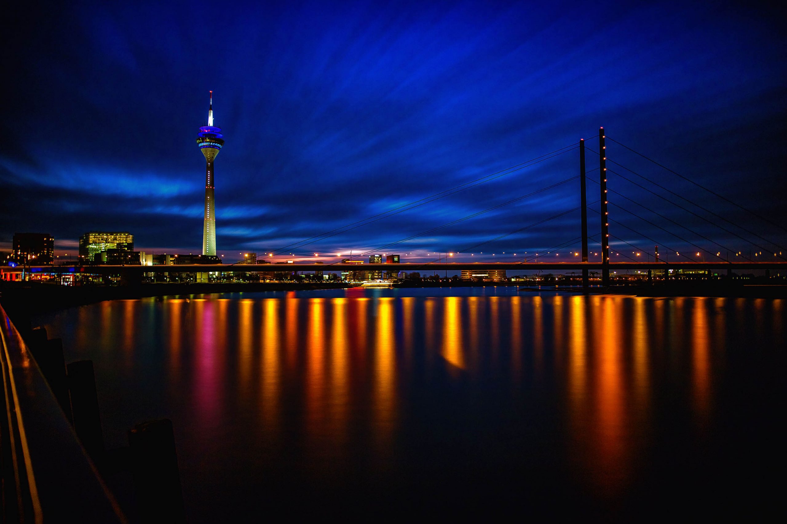 Düsseldorf zur Blauen Stunde - Langzeitbelichtung