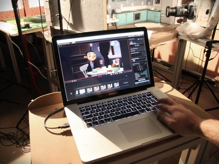 Shooting einer Stop-Motion-Animation | Animation des Films "Cornell und der Toaster" am Laptop © Robert Scheffner