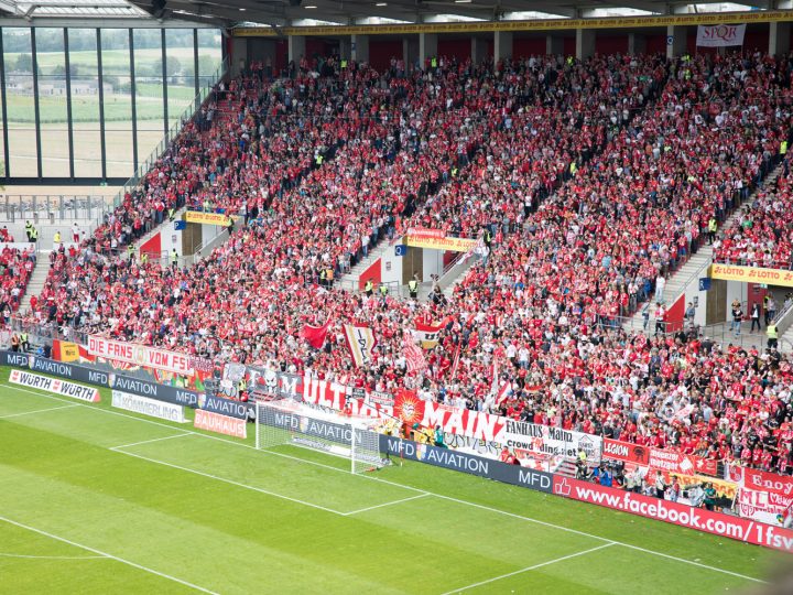 Mainz 05-Fans während des Spiel gegen Hannover 96